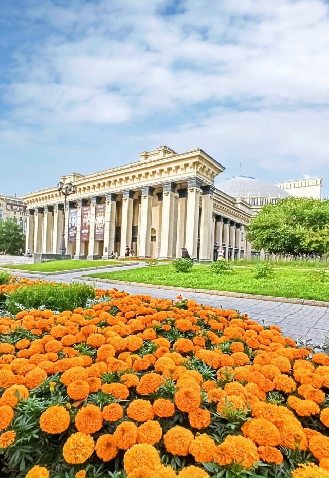 Цвeтущий Тeaтpaльный cквep. 🎭🩰🌸🌼