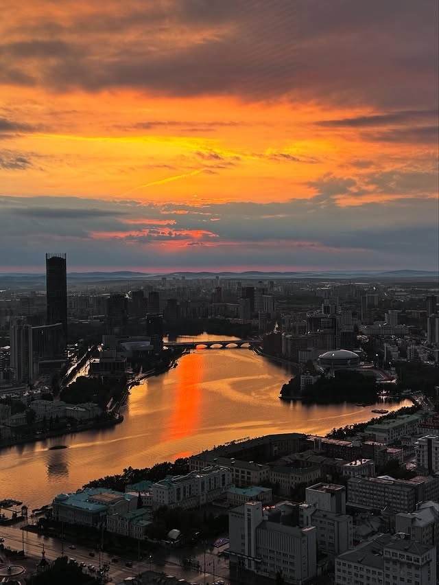 Екатеринбург в лучах заходящего солнца 🌆