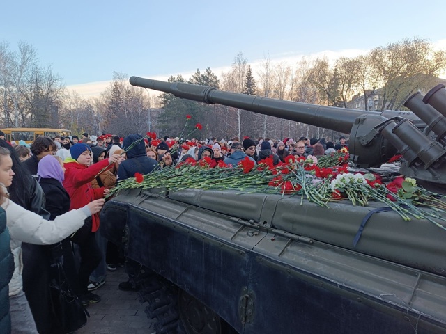 🥀В Копейске возложили цветы к памятнику-танку в Парке...