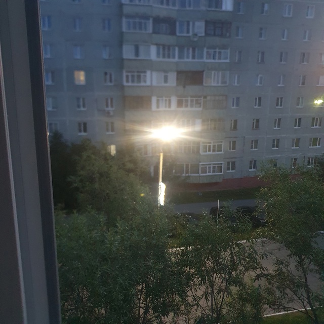 Кому по нраву такой фонарь?Светит мл..я в окна,а не на до...