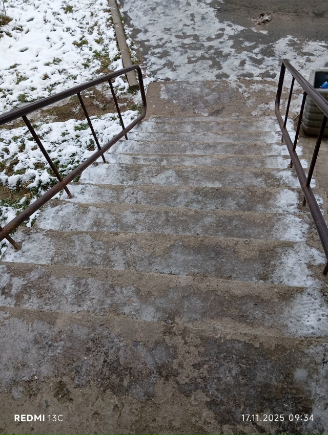 Не знаю куда обращаться, Гагарина 2а подъезд 2, сделайте...