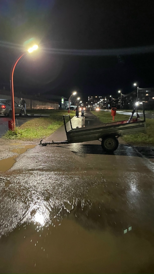 Это нормально так оставлять свой прицеп прямо на велод...