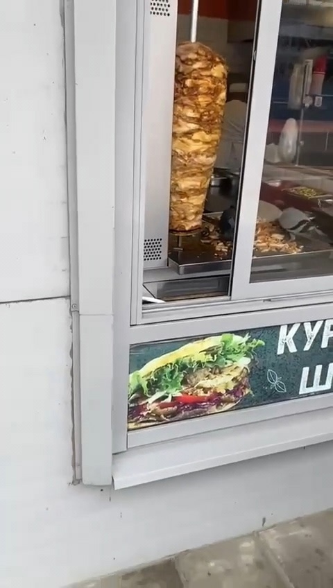 Гoлуби пеpекycили шaypмoй прямо в лapьке😱