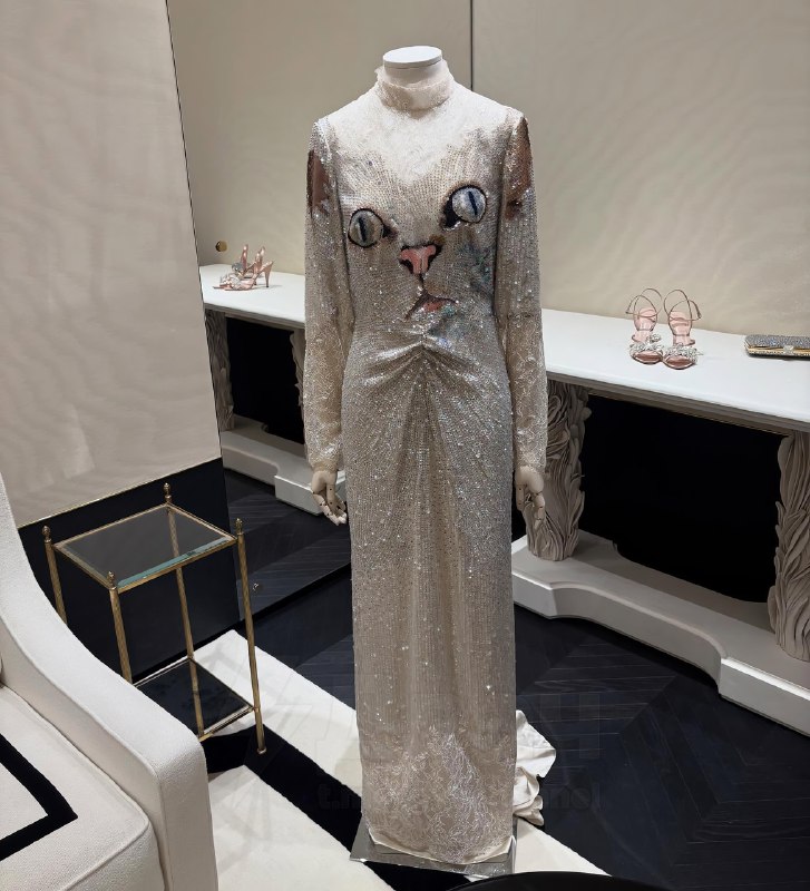 Бренд Valentino представил идеальное платье для новогоднего корпоратива
Цена шедевра — 30 тысяч евр