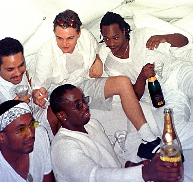 📸 Фото с вечеринки P. Diddy двадцатилетней давности внез?...