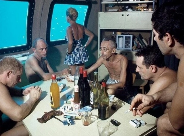 Жак-Ив Кусто и его команда в подводном доме «Морская зв...