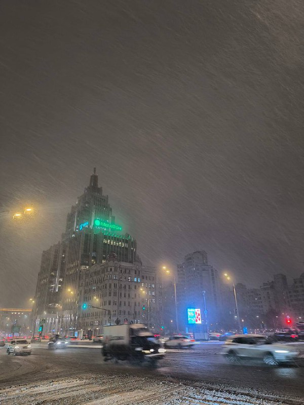 В Москве и Подмосковье полнейший джингл беллс — за ночь выпала треть месячной нормы осадков.
Зима т