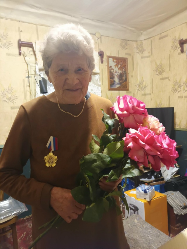 В нашем поселке проживает замечательная женщина Наза?...