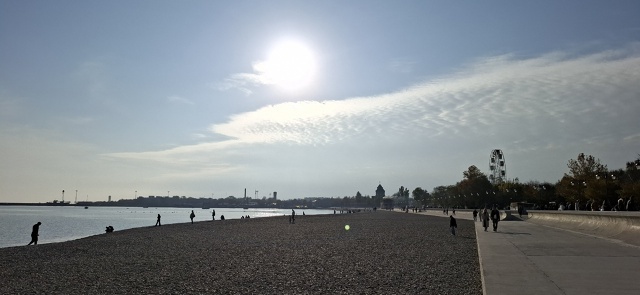 В Евпатории сегодня тепло и нет ветра, много людей вышл...