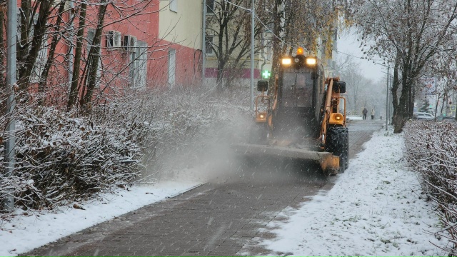 Коммунальные службы убирают снег.
С самого утра в окр?...