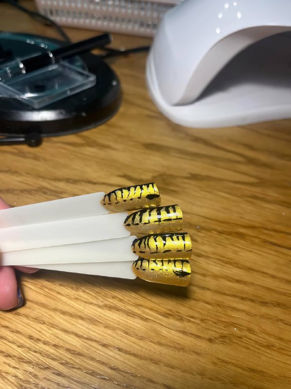 Самый новогодний маникюр нашли в соцсетях — с такими ноготочками можно покорить любого парня
Если н