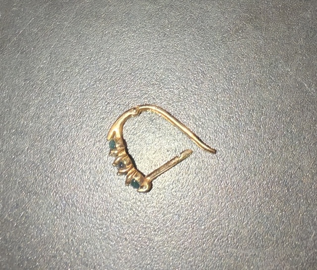 Здравствуйте. Найдена золотая серёжка с тремя камнями....