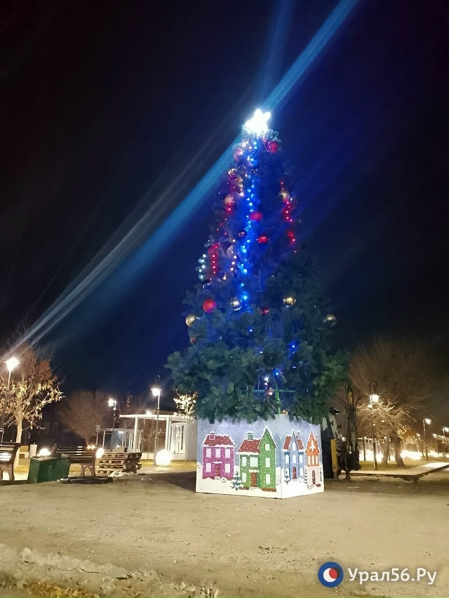 😍 С Новым Годом, Орчане!
На Советской уже стоит елка ???...