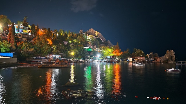 Ночной Гурзуф это просто волшебство! ✨🌃
С моря он выг?...