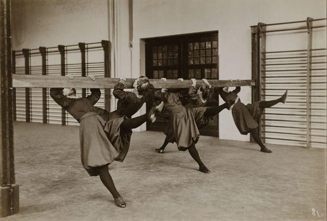 Спортзал в Гамбурге, конец 1890-х годов. Женщины тренирую...