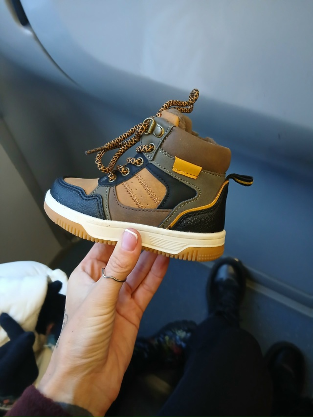 Найден детский ботинок в автобусе номер 2
Забрали с со...