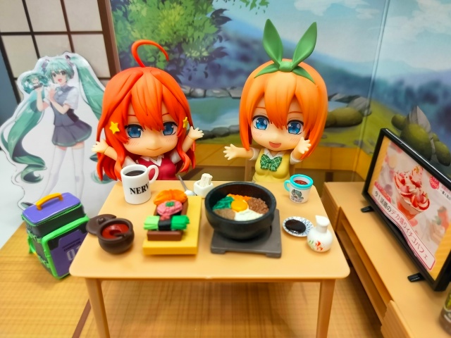 — Поторопись! У нас щас котлетки
— С макарошками?
—??...