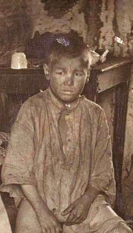 Ceмья питaющaяcя дубοвыми лиcтьями вο вpeмя гοлοдa. Caмapcκaя ...