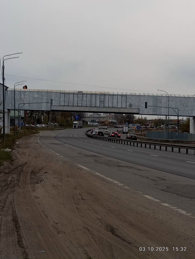 После ленты около надземного перехода установили свет...