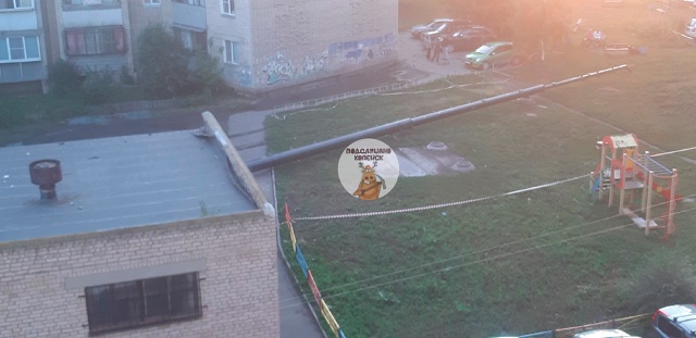 Пришли вечером с работы, а тут сюрприз во дворе пр. Комм...