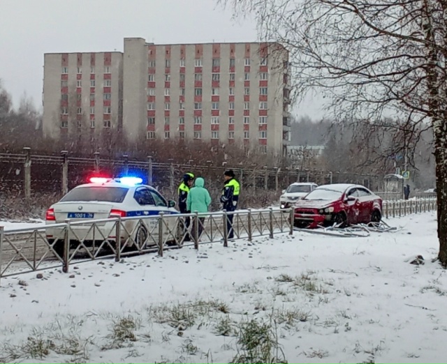 Сегодня около 8 утра произошло ДТП у центрального вход?...