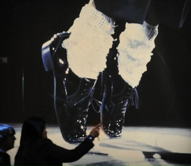 Носок Майкла Джексона продали на аукционе за 6200 евро😅...