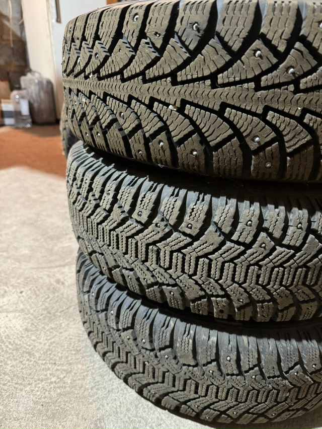 Стартер 2115 НОВЫЙ не ставился - 3500р
1 баллон на ниву R16 - 350...