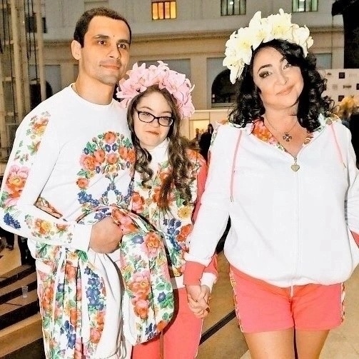 Дочке Лолиты уже 25 лет. Как выглядит и чем занимается Е?...