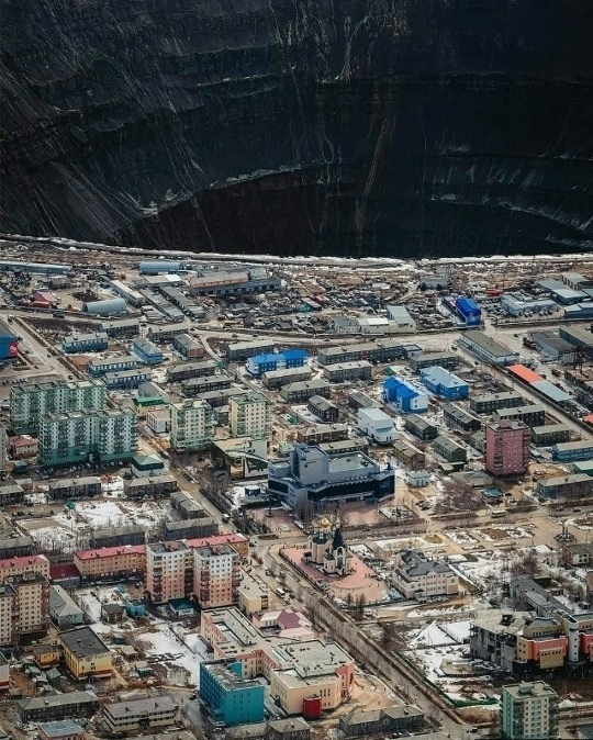 Мда. А город выглядит так, как будто там нашли чуму и бе?...