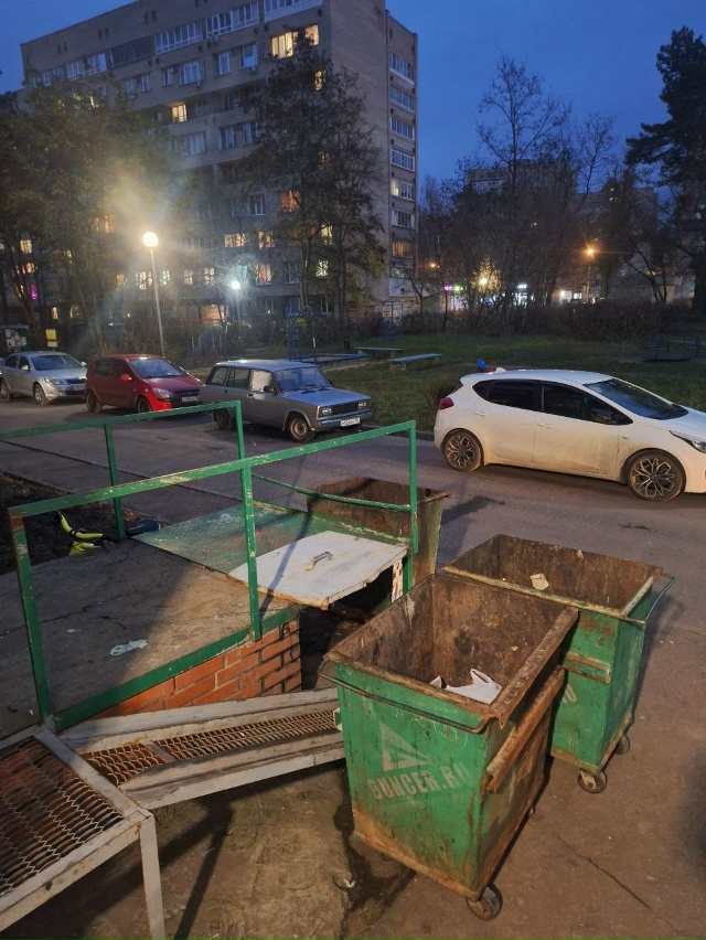 Как стояли грязные дырявые мусорные баки у домов, прям?...