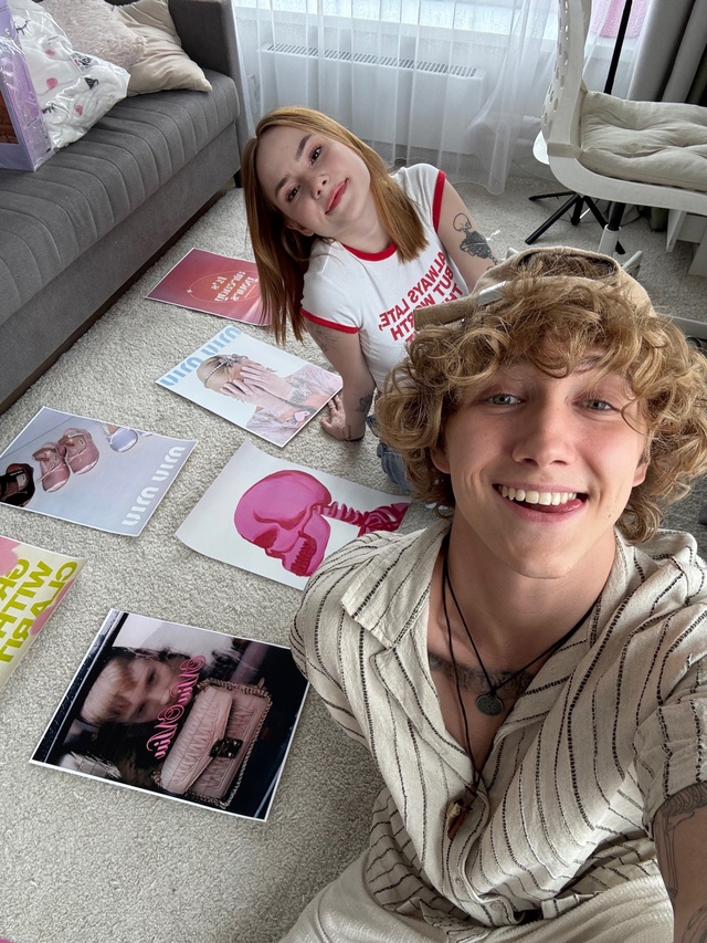 Решили украсить квартиру плакатами)) результат надо??