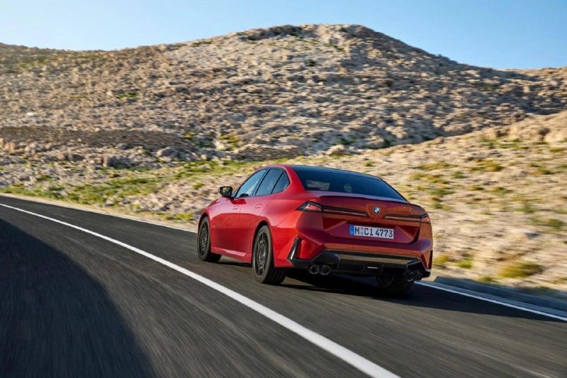 BMW представила новое поколение 3-й серии.
Топовая M350 xDrive получила 437 л.с., разгон до 96 км/