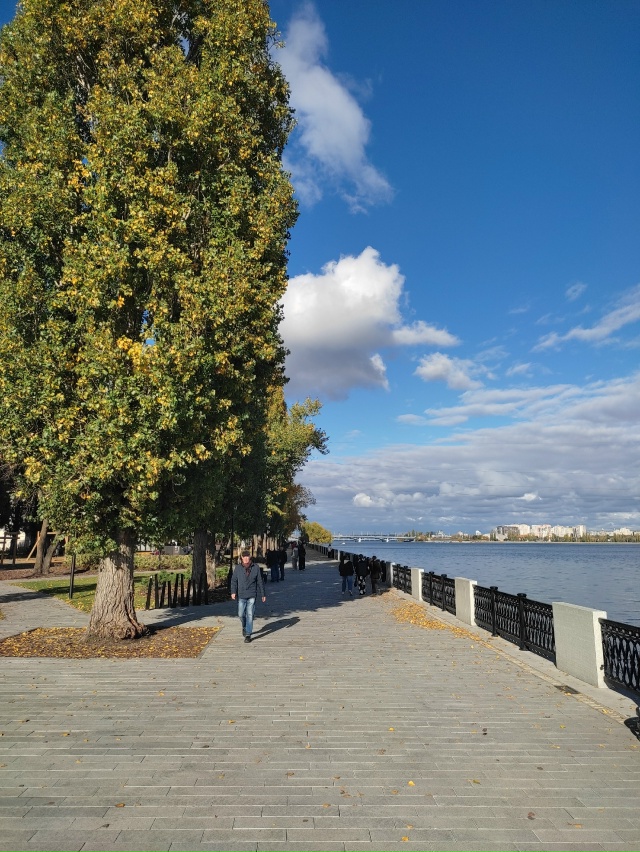 День вчера был хорош. Только тени уже длинные... Ещё обя?...