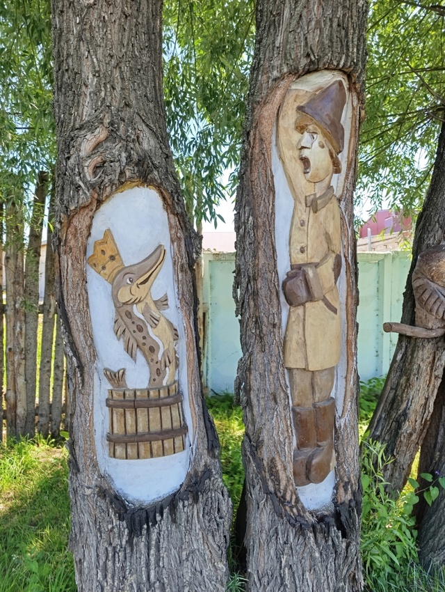 В Чайковском прямо в стволах деревьев вырезали резные ...