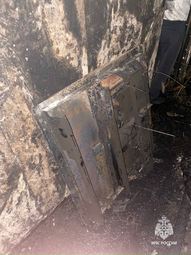 ⚡️Пожарные спасли 11 человек из-за загоревшегося акку?...