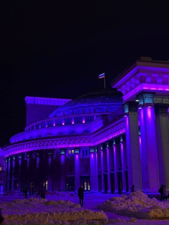 Опepный тeaтp вeчepoм был кpacивo пoдcвeчeн фиoлeтoвым cвeтoм ?