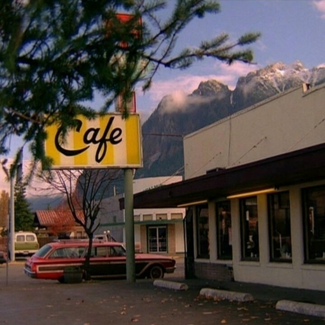 Сейчас бы кофейку с вишневым пирогом.
«Твин Пикс»