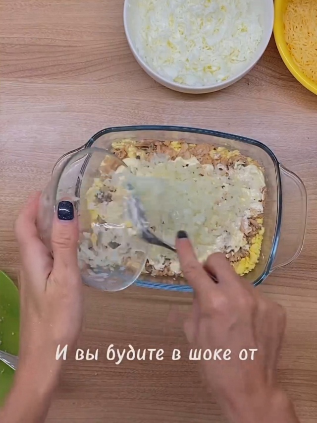 Слоеный салат с консервированной горбушей - просто отп...