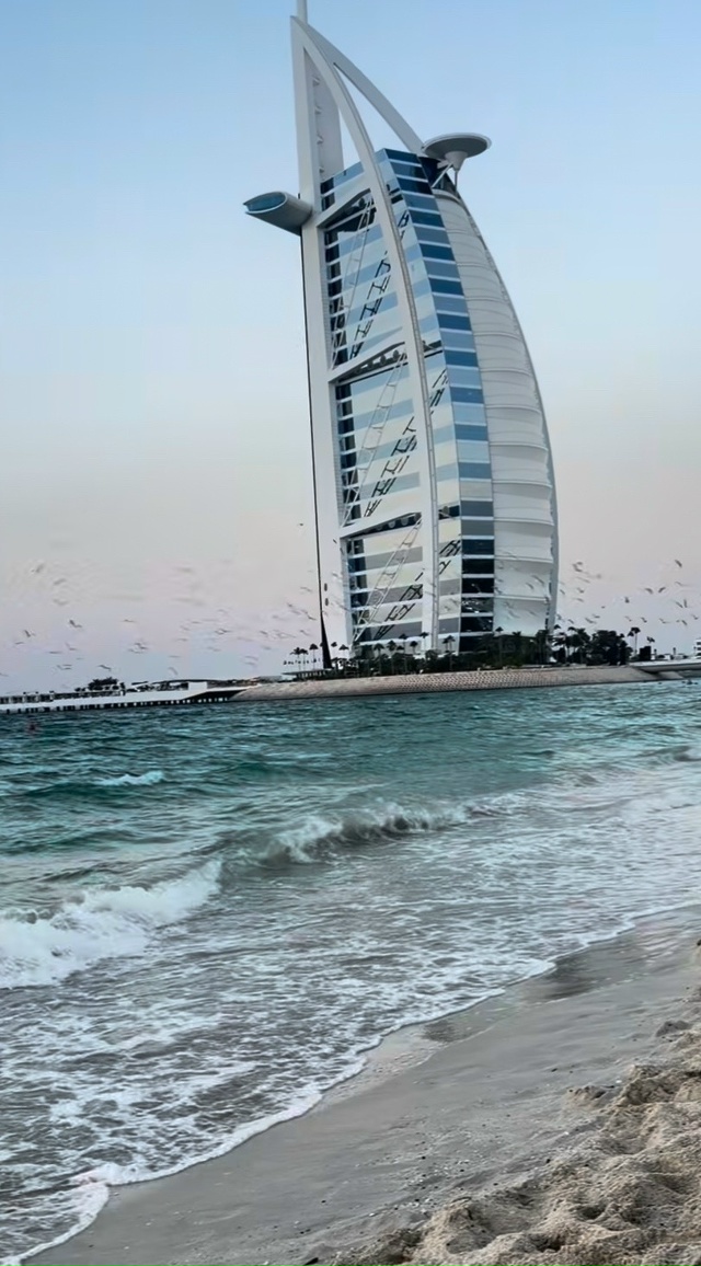 Ирина Пегова показала фигуру в ярком купальнике на отд...