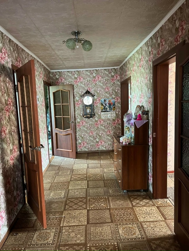 Продам трехкомнатную квартиру в двух квартирном кирпи...