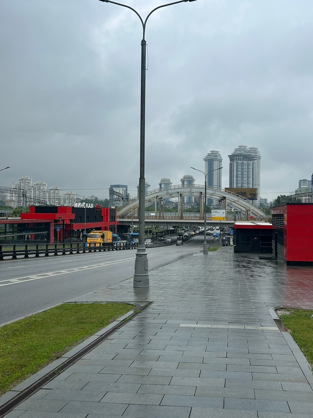 Проснулась в 8 утра и вышла погулять, зашла в магазин и ?...