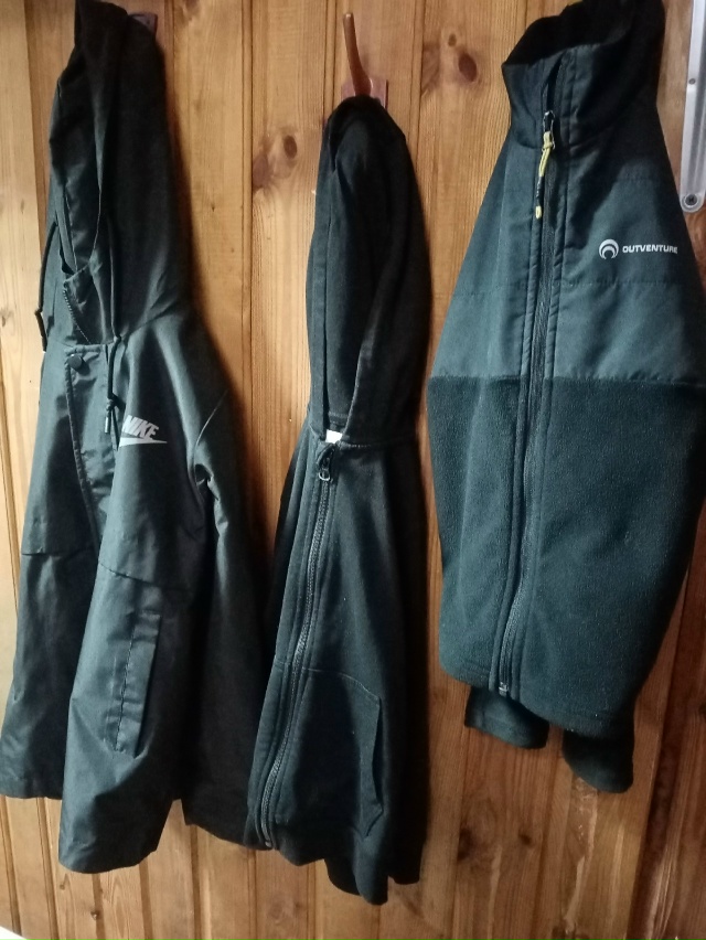 Оставлены вещи на стадионе, спрашивать у сторожа.
[id33834...