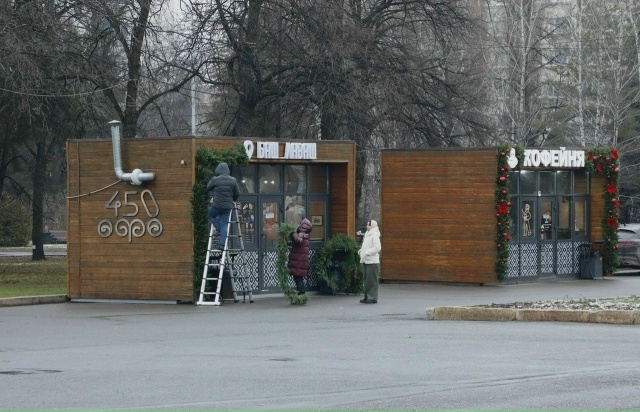 🎄На «Горсовете» в Уфе начали устанавливать 30-метрову?...