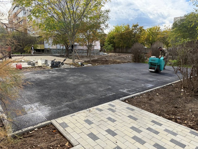 Продолжается благоустройство двора по ул. Советская, 5,...