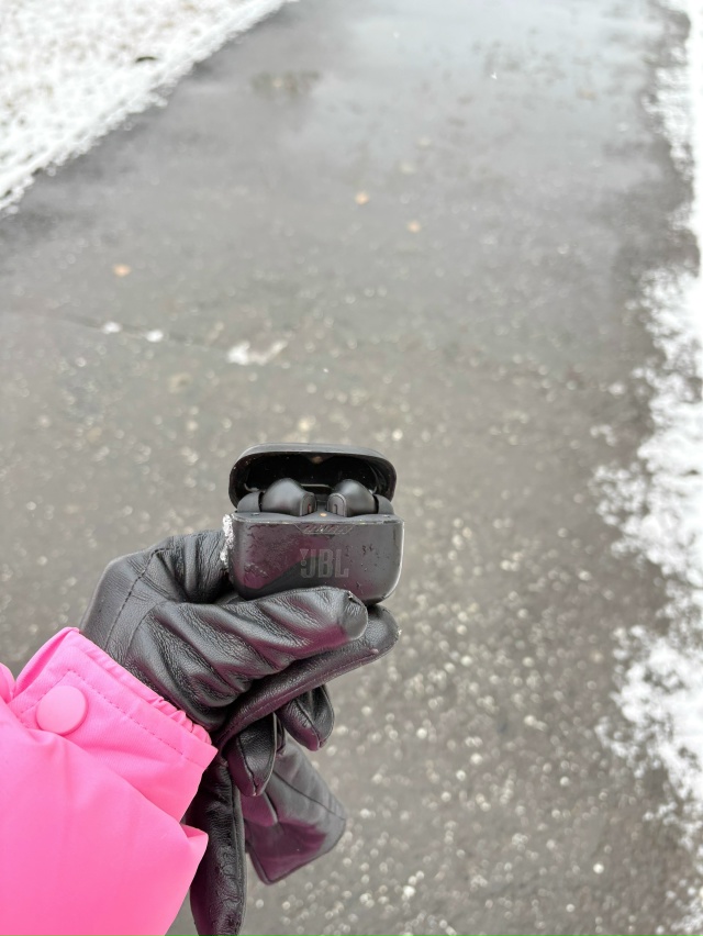 найдены наушники около венты