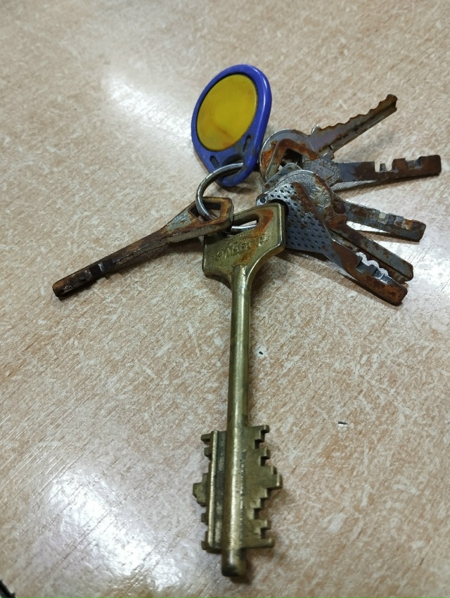 Найдены ключи около техникума. Обращаться на вахту.