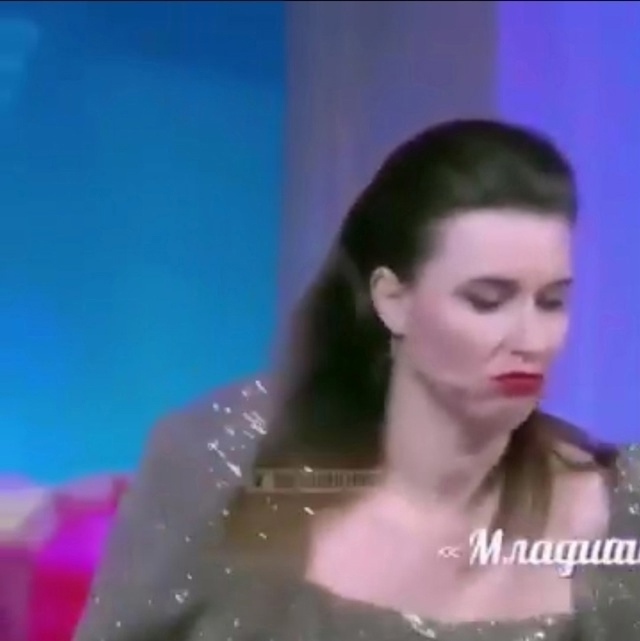 Она забирает сердце всех мужчин своим пением!