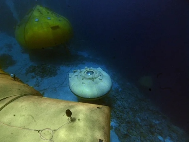 Жак-Ив Кусто и его команда в подводном доме «Морская зв...