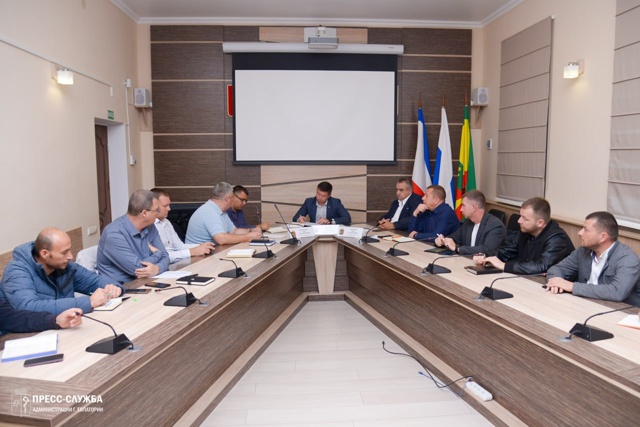 В Евпатории прошло еженедельное совещание с руководит...