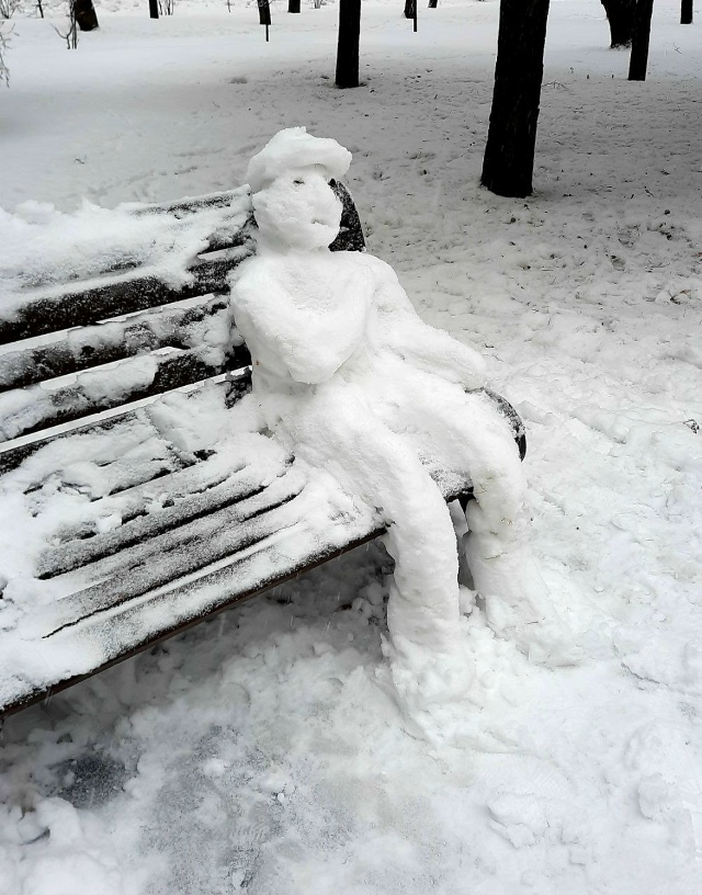 Житeли зaмeтили cнeжнoгo чeлoвeкa нa Μoнумeнтe cлaвы